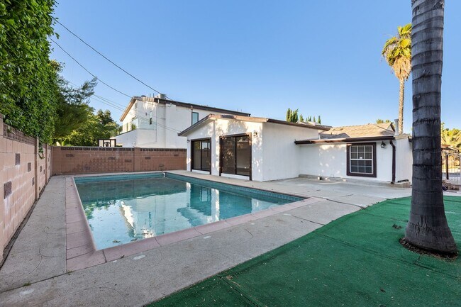 Foto del edificio - Gorgeous 4-Bedroom Pool Home South of the ...