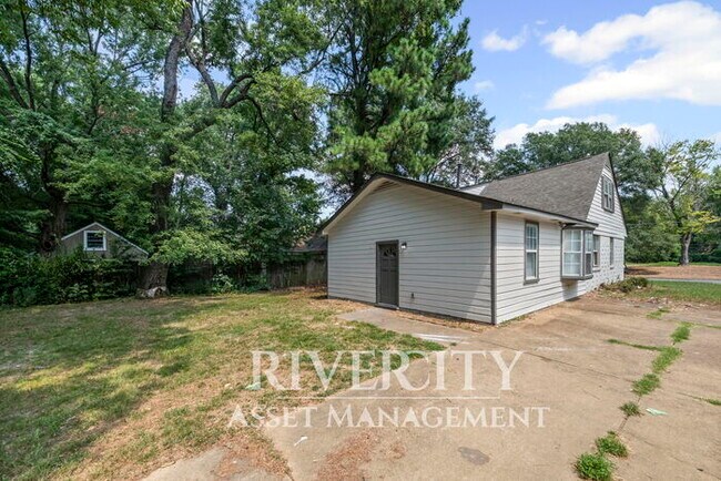 Foto del edificio - 3843 Blue Jay Rd