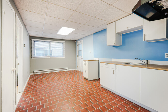 Building Photo - 5651 Boul Henri-Bourassa E