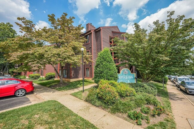 Building Photo - 2815 Lee Oaks Ct