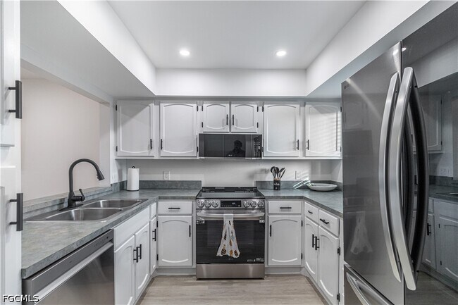 Foto del edificio - 7402 Lake Breeze Dr