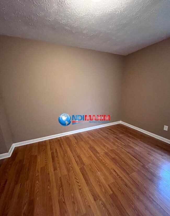Building Photo - Well-kept spacious split-level home with u...