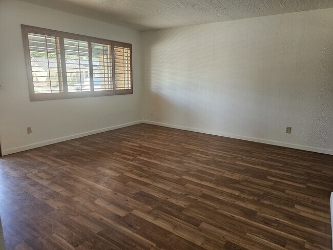 Building Photo - This Charming Home Awaits You!