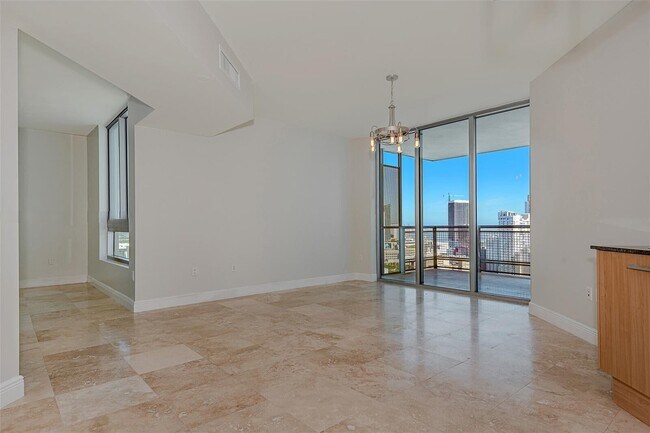 Foto del edificio - 350 S Miami Ave