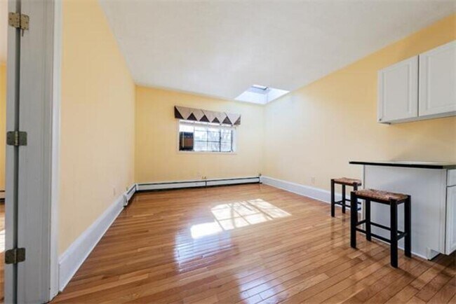 Building Photo - 511 Beacon St