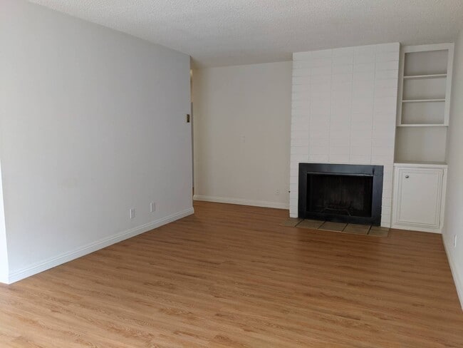 Building Photo - 1241 Barry Ave