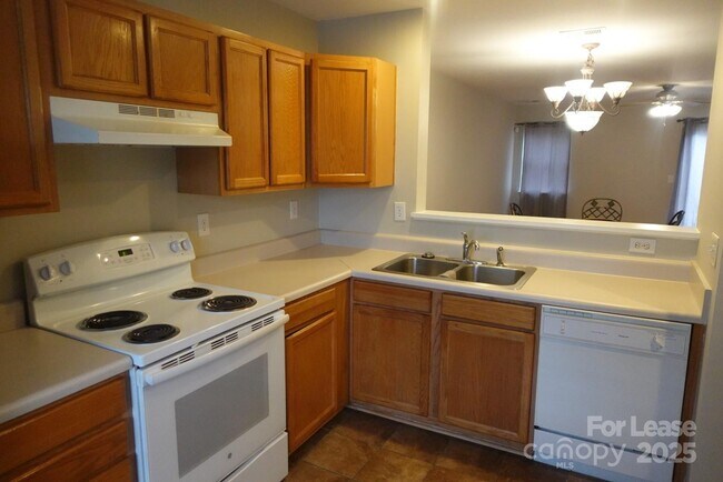 Foto del edificio - 1725 Forest Side Ln