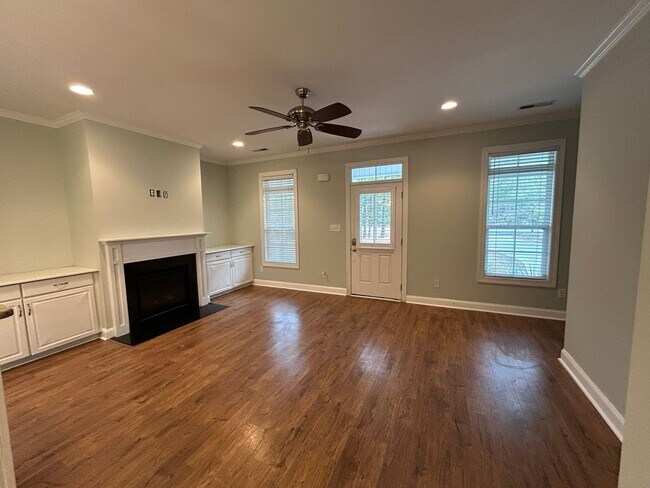 Foto del edificio - Enjoy private living in this beautiful 3 bedroom, 2.5 bathroom home on almost half acre lot!