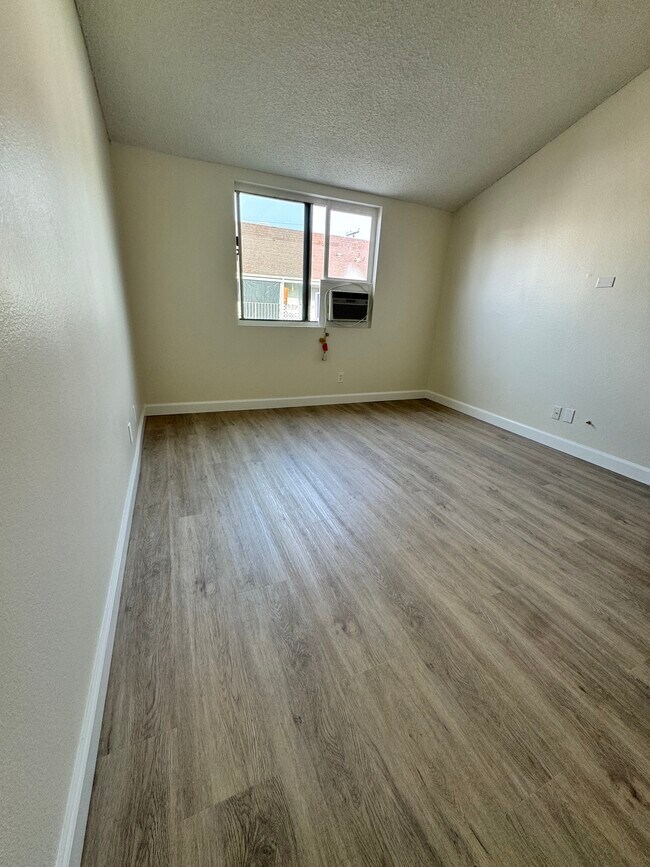 Building Photo - 3565 Linden Ave