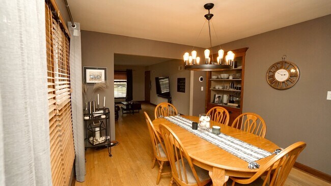 Comedor completo con armarios empotrados - 2778 N 70th St