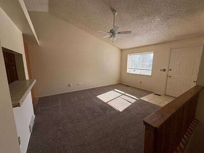 Foto del edificio - Settle Into Space & Comfort in This Fort Collins 3 Bedroom