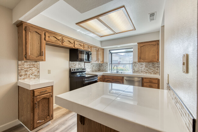 Building Photo - 1556 W Herndon Ave
