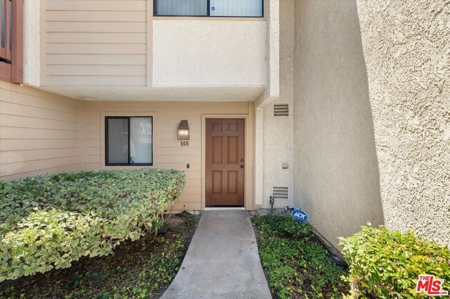Building Photo - 5720 Owensmouth Ave