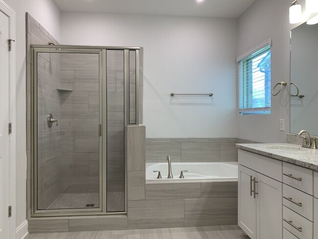 Foto del edificio - Coming Soon! Available 8/10/26 Stunning 4 bed, 2.5 bath residence in the highly sought-after Foxl...