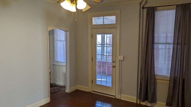 Living entrance - 47 E North St