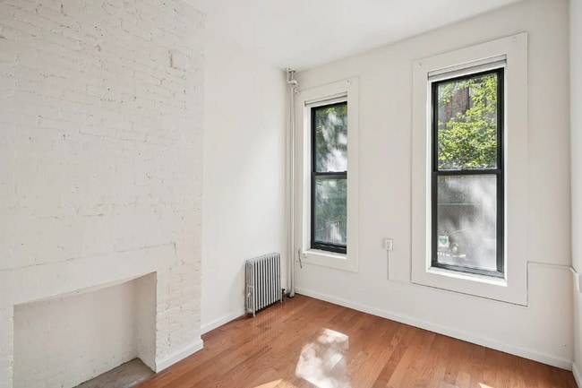 Building Photo - 344 E 9th St