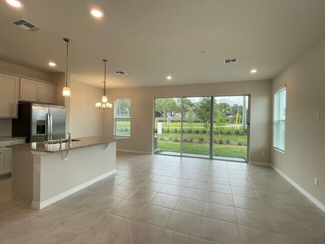 Foto del edificio - 4 Bedroom, 3 Bathroom Corner Unit Town Home!