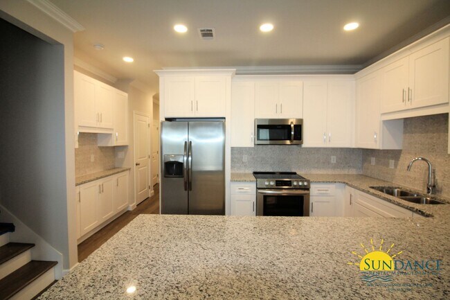 Building Photo - Custom Fort Walton Beach Townhouse in Gated Community!