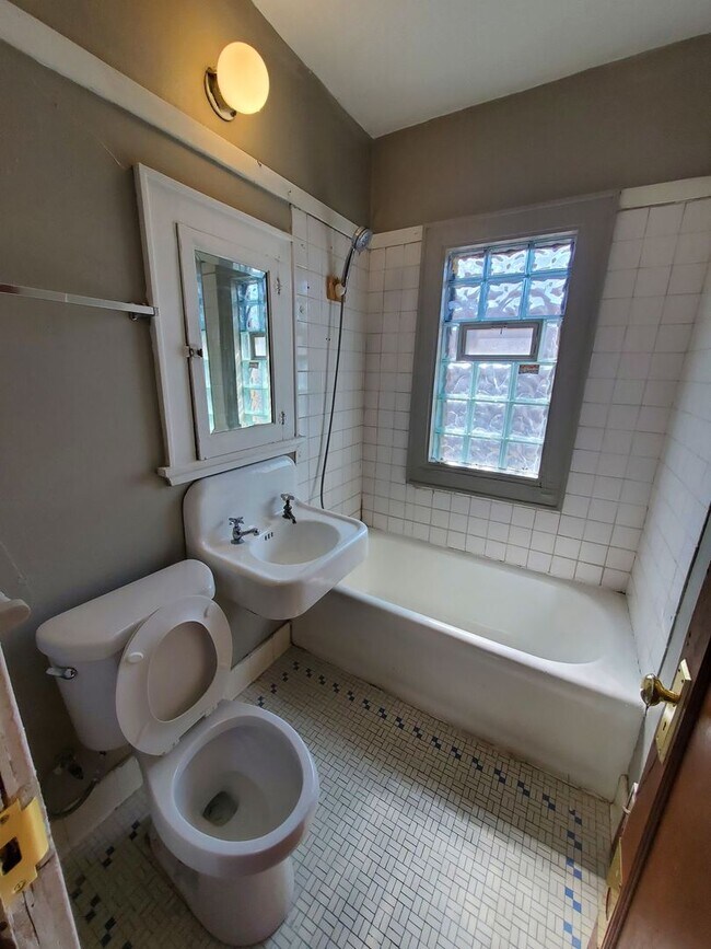 Foto del edificio - 2878-2880 N 57th St. (Duplex)