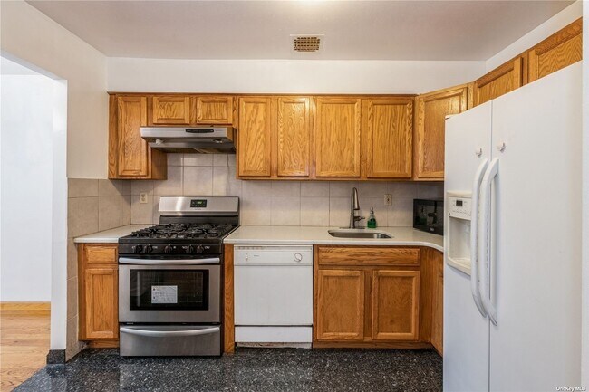 Foto del edificio - 82-98-98 Country Pointe Cir