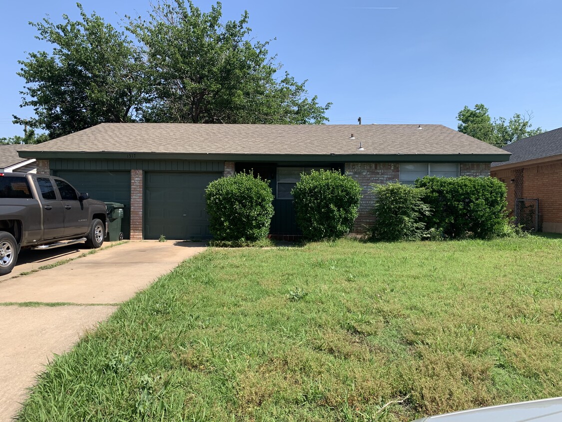 Front of house - 1317 Lakecrest Dr