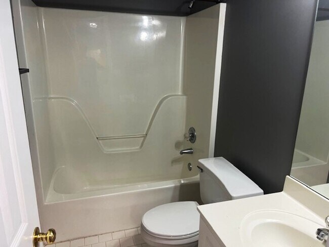 Building Photo - Wonderfully Located 2 Bedroom, 2 Bath Condo