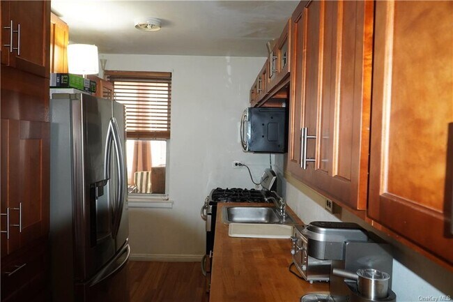 Building Photo - 2630 Kingsbridge Terrace