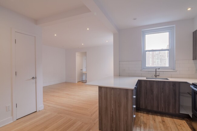 Building Photo - 2105 Chomedey