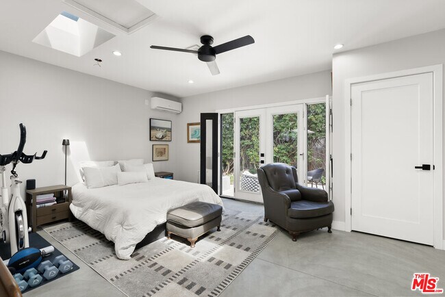 Foto del edificio - 8102 Stewart Ave