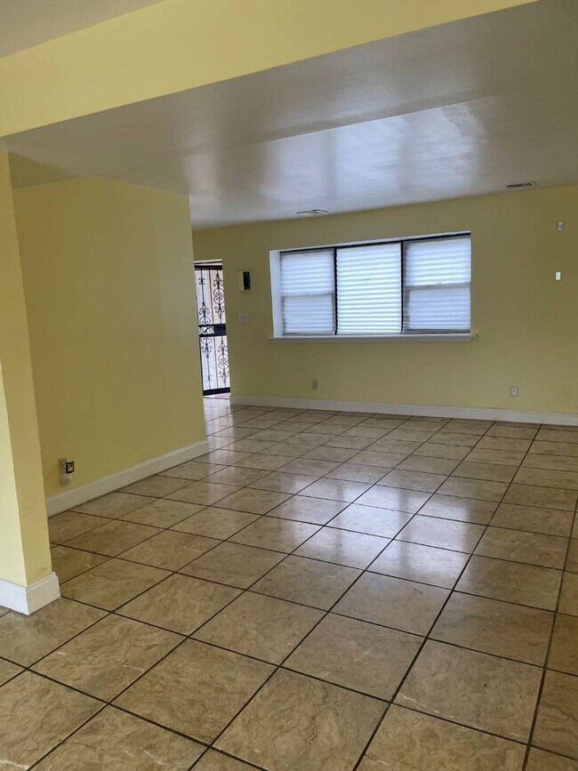 Foto del edificio - 63-04 Grand Central Pkwy
