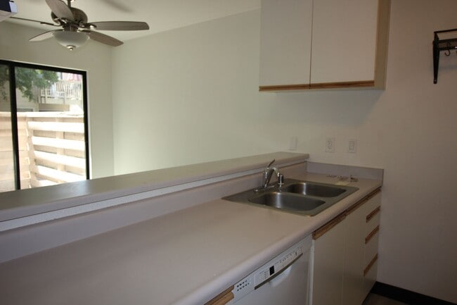 Building Photo - 2 Bedroom Condo For Rent