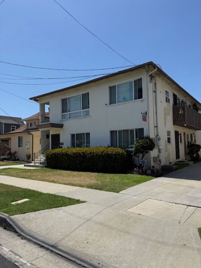 Building Photo - 10727 Western Ave