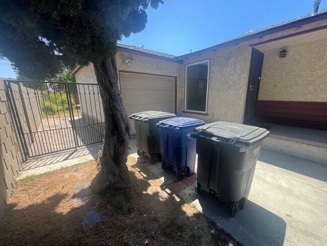 Foto del edificio - 2 bedroom 1 bath house with HUGE backyard