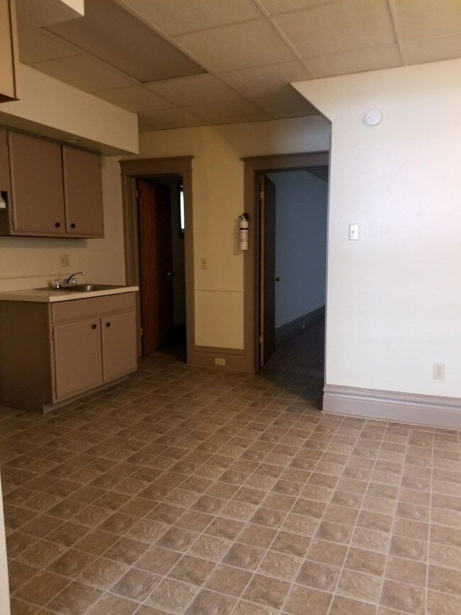 Building Photo - 23 E Ridge St