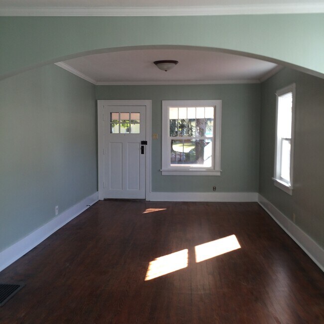 living room - 806 W Daniel St
