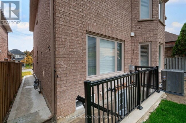 Building Photo - 3143 Innisdale Rd