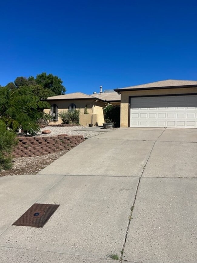 Building Photo - Beautiful 3 Bed 2 Bath 2 Car Garage just E...