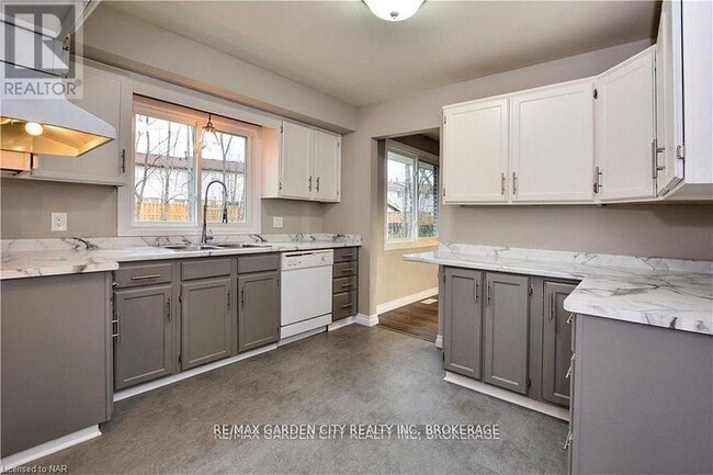 Building Photo - 49 Bendingroad Crescent
