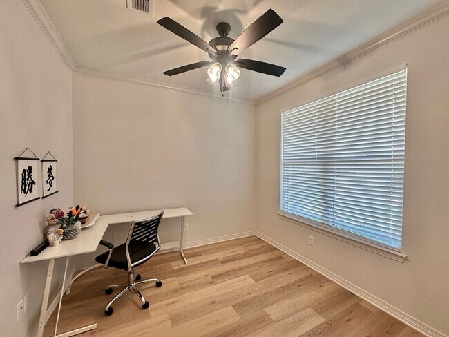 Foto del edificio - Coming Soon! Stunning 3/2.5/2 with a Study!