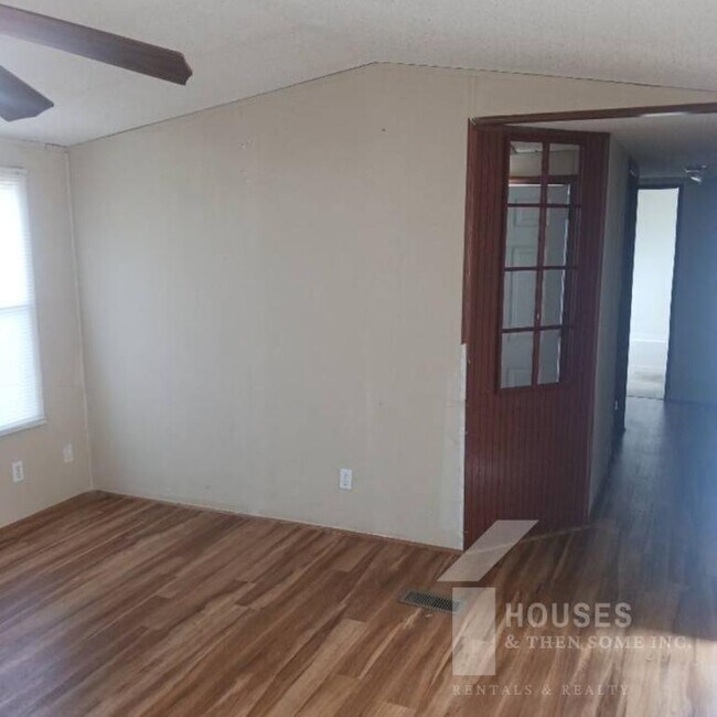 Foto del edificio - 108 Smiley Dr