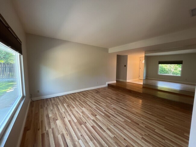 Foto del edificio - Beautiful 3 BDRM, 2 BATH Home w/ American ...