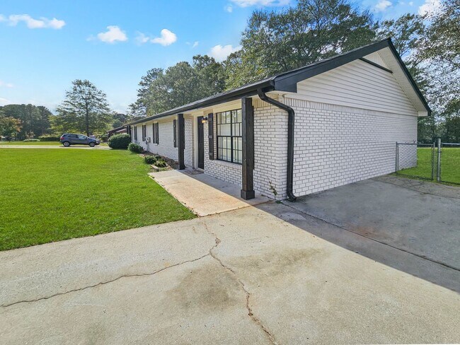 Building Photo - Charming 3-Bedroom, 1.5-Bath Duplex in Riverdale - Housing Vouchers Accepted