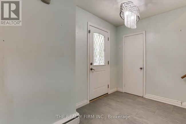 Building Photo - 425 Ridout St S