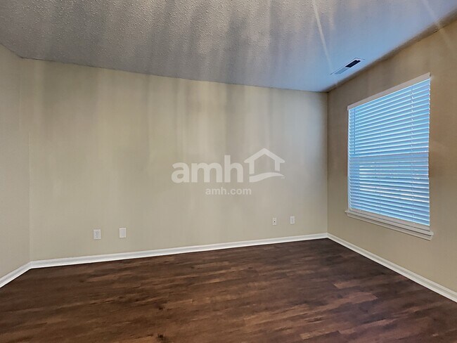 Foto del edificio - 3725 Laurel Cherry Lane