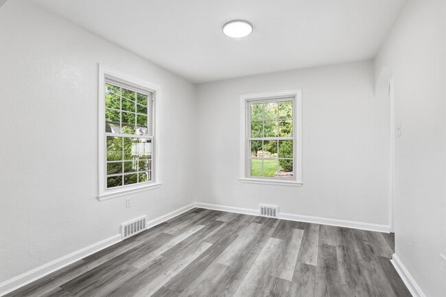 Building Photo - 165 Meadowbrook Dr