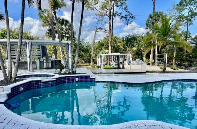 Building Photo - 377 Squire Dr