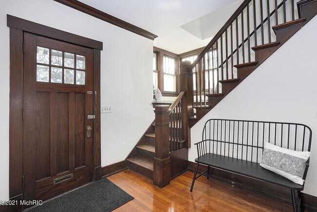 Foto del edificio - 127 Trowbridge St NE