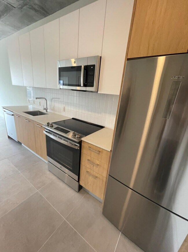 Foto del edificio - 242 NW 32nd St