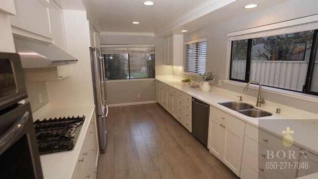 Foto del edificio - 2452 Sharon Oaks Dr
