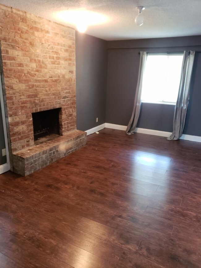 Building Photo - Spacious South KC Townhome-Showing NOW!!